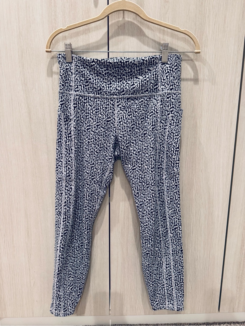 Athleta Black & White Printed Capris Sz S